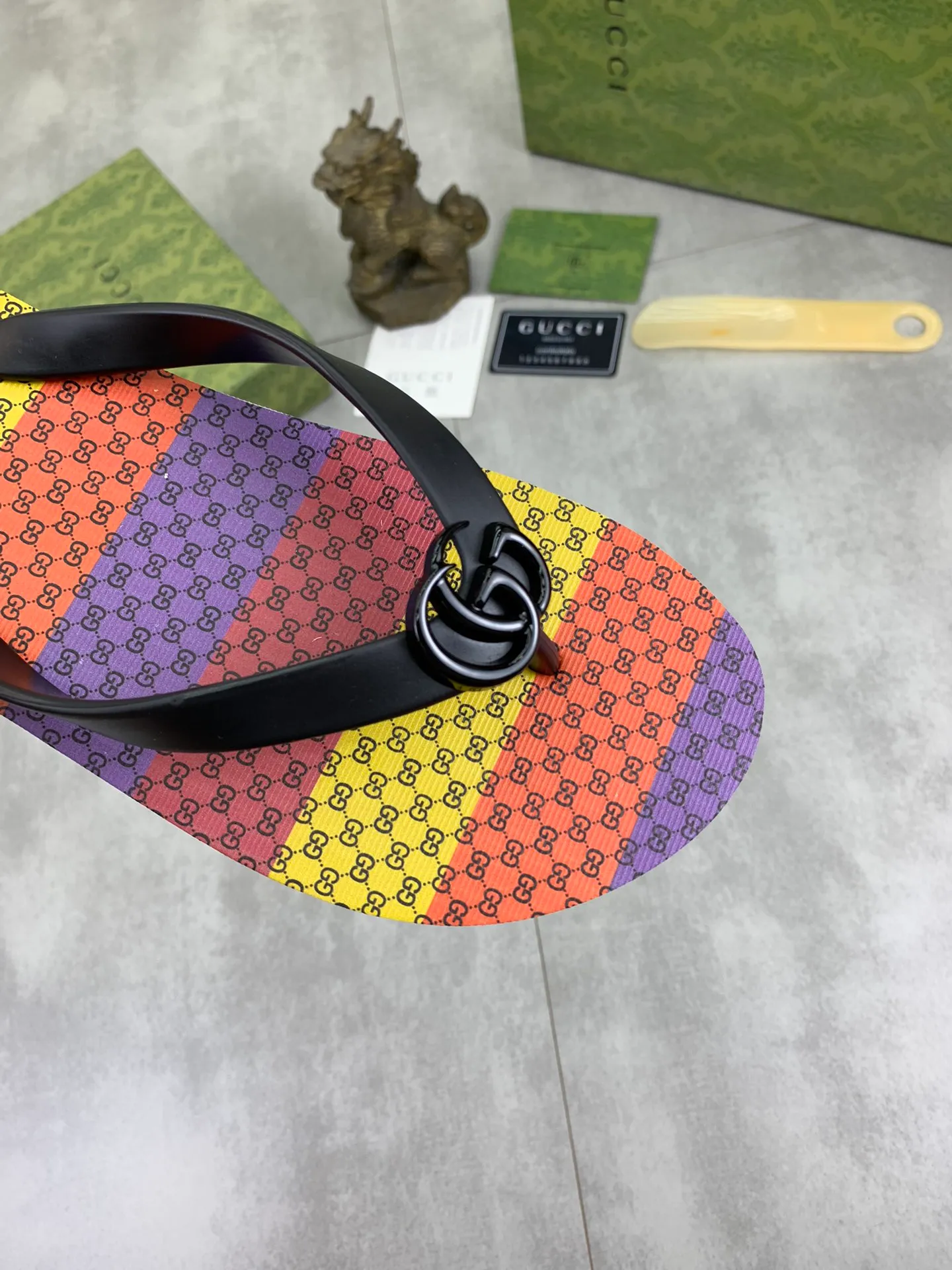 Men's men's shoes 💰P220💰【New style】🆘【GUCCI】Official website's popular Gucci adult couple 🧑‍🤝‍🧑 style, children's flip-flops are on sale at the counter simultaneously! Original fabric imported from Italy. Original bottom provided by the original factory. Size: Adult 36-45. Children’s size: 30-37. Multiple colors available.